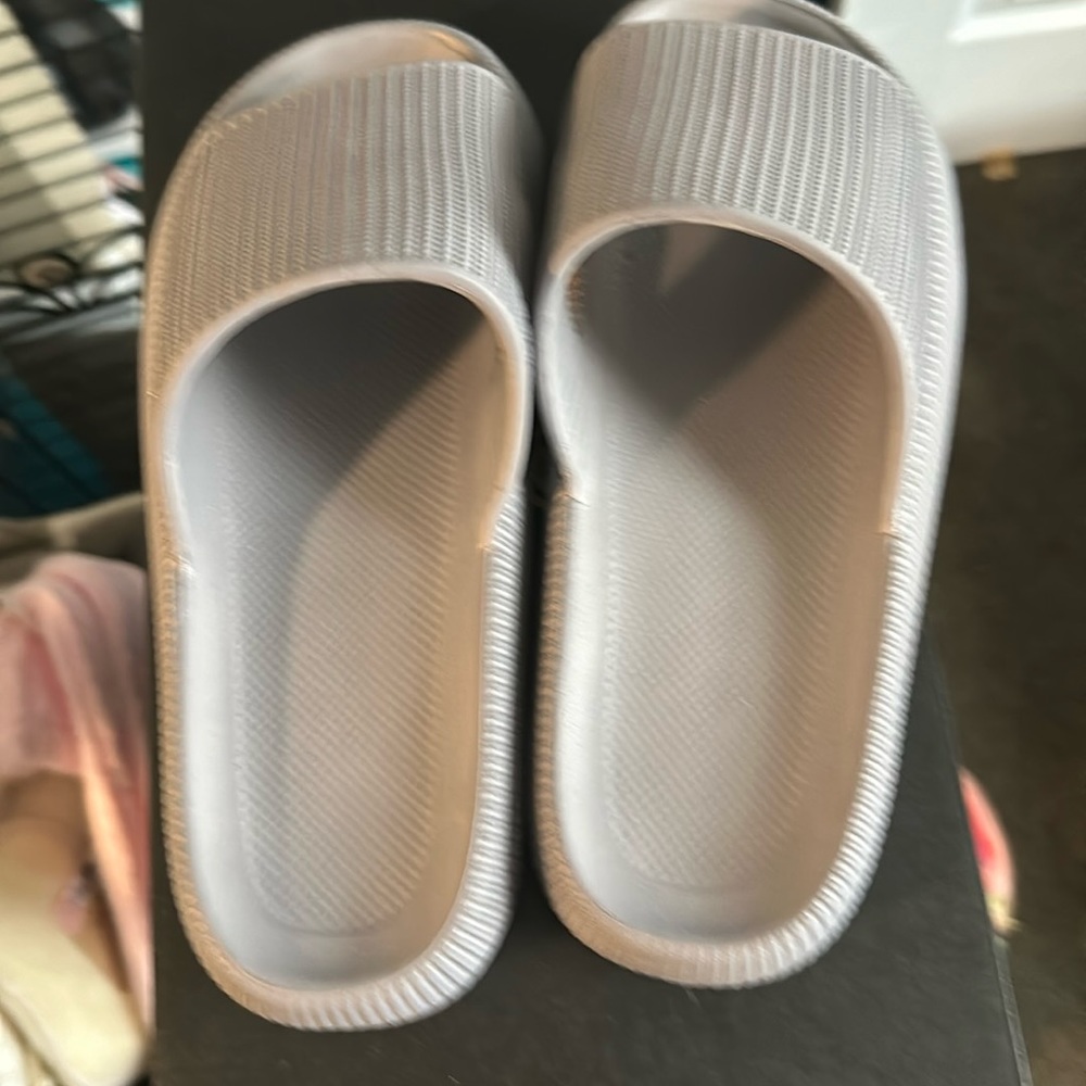 Women’s Slides